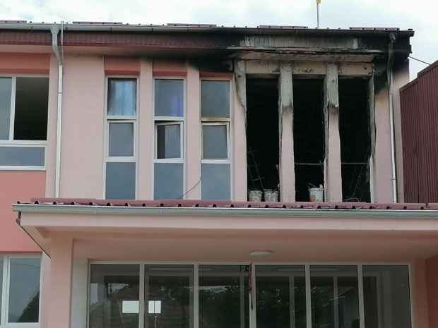 Пијани двојац мештана запалио школу: Изгорело више од 4.000 књига